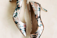 04 The bride chose a pair of catchy shoes with some abstract prints