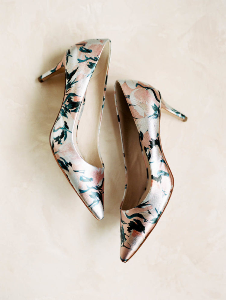 The bride chose a pair of catchy shoes with some abstract prints
