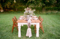 05 The wedding table was laid outdoors, on a lawn, and was inspried by simple and stylish classics by Pottery Barn