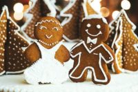 11 gingerbread cookies are perfect winter wedding cake toppers, they scream winter and winter holidays