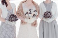 15 striped mittens for bridesmaids and neutral ones for the bride are a cool idea for a snowy outdoor wedding