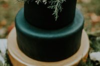 18 evergreens and herbs are great for a moody winter wedding cake and look very natural and chic