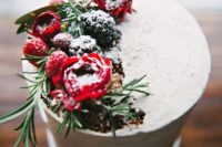 22 red blooms, evergreens, blackberries and foliage with sugar powder create a feeling of snowy items on your cake