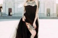 a bride that embrace her tattoos