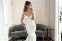 a sexy strapless memraid wedding dress with a cutout neckline, a layered skirt with a train is a glam and cool solution