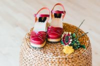 05 Another shoe idea – platform sandals in hot red for a colorful touch