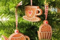 08 cozy tea-themed Christmas cookie wedding favors to use them for eating or decorating a tree