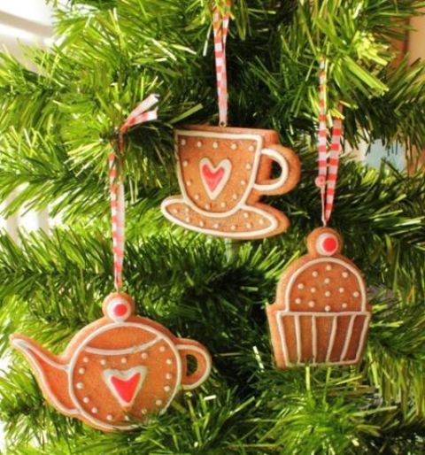cozy tea-themed Christmas cookie wedding favors to use them for eating or decorating a tree