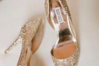 09 gold glitter heels are timeless classics for every bride, it’s a glam and sparkly idea that will make you shine