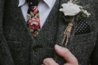 10 a grey three-piece wedding suit, a white sirt and a moody floral tie for a trendy winter groom look