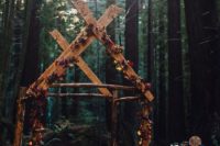 12 a gorgeous Nordic wedding altar in the forest decorated with bold blooms follows the ancient traditions of Scandinavian countries