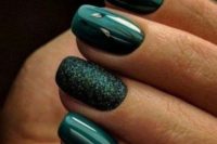 25 glossy forest green with a single green glitter nail are a chic and bold idea for winter holidays, not only for a wedding