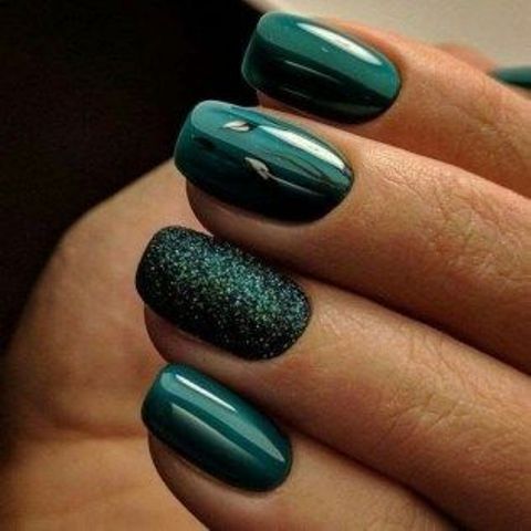 glossy forest green with a single green glitter nail are a chic and bold idea for winter holidays, not only for a wedding