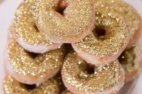 26 donuts topped with edible gold glitter is a great dessert idea, donuts are trendier than cakes now