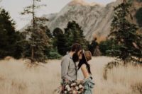 26 a boho bride rocking a brown hat and a denim jacket – a great idea for a winter wedding if it’s not cold