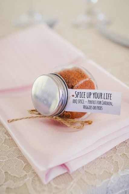 homemade barbecue spice in jars are cool wedding favors that will remind of your wedding
