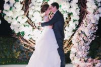 09 a white rose spiral floral backdrop for a glamorous wedding is a chic idea to rock