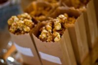 12 paper bags with caramel popcorn are great as wedding favors, your guests will have some on their way home