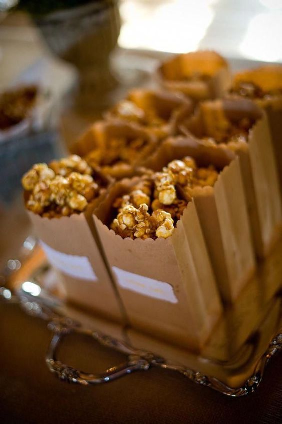 paper bags with caramel popcorn are great as wedding favors, your guests will have some on their way home