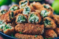 14 vegan croquettes with spinach are gluten-free, cripsy on the outside and creamy on the inside