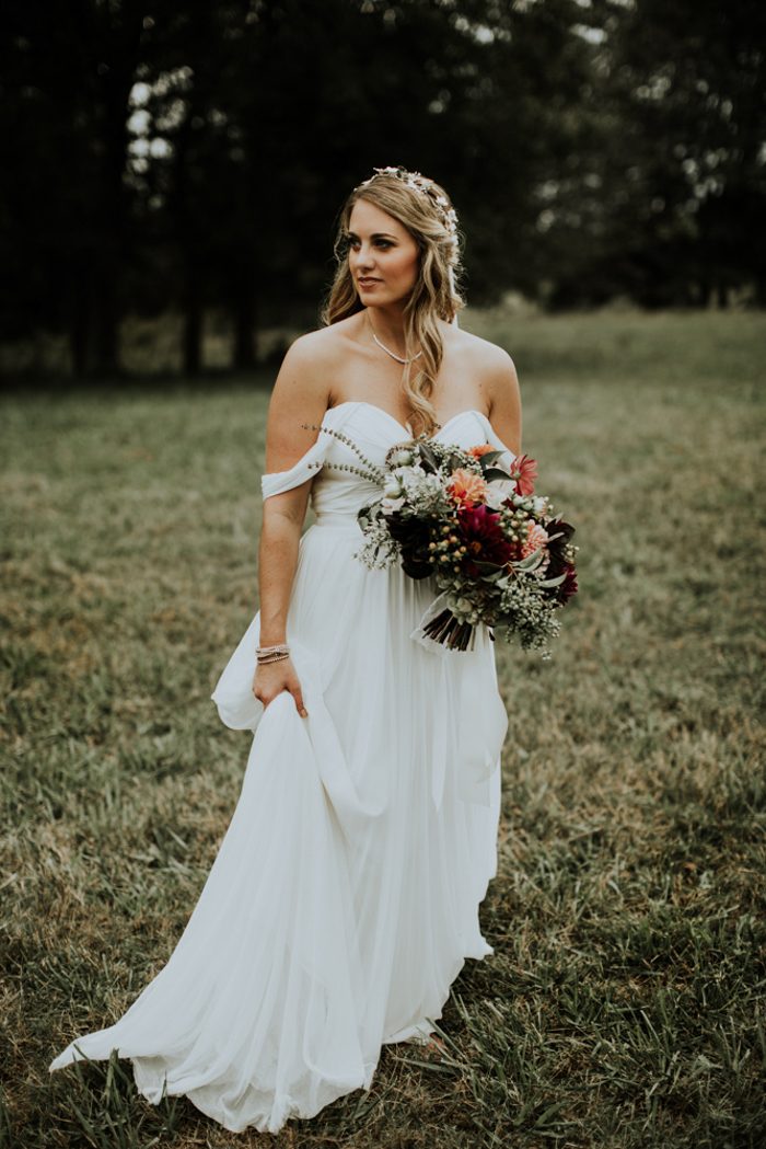 a flowy off the shoulder A-line sweetheart neckline wedding gown for a modern and cute bridal look