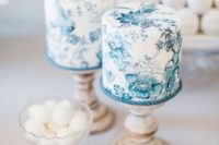 25 little handpainted wedding cakes in white and blue is a beautiful idea for a classic wedding