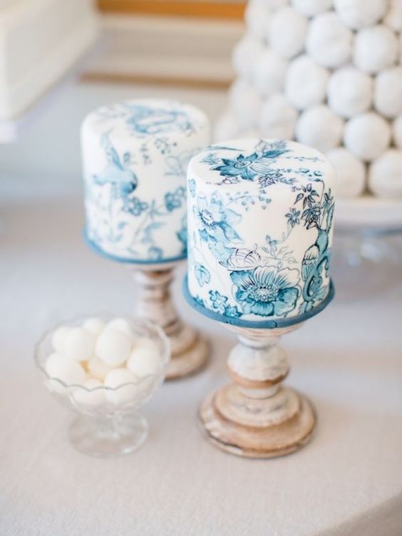 little handpainted wedding cakes in white and blue is a beautiful idea for a classic wedding
