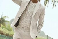 a neutral beacj wedding guest look with a printed t-shirt and a linen suit with shorts