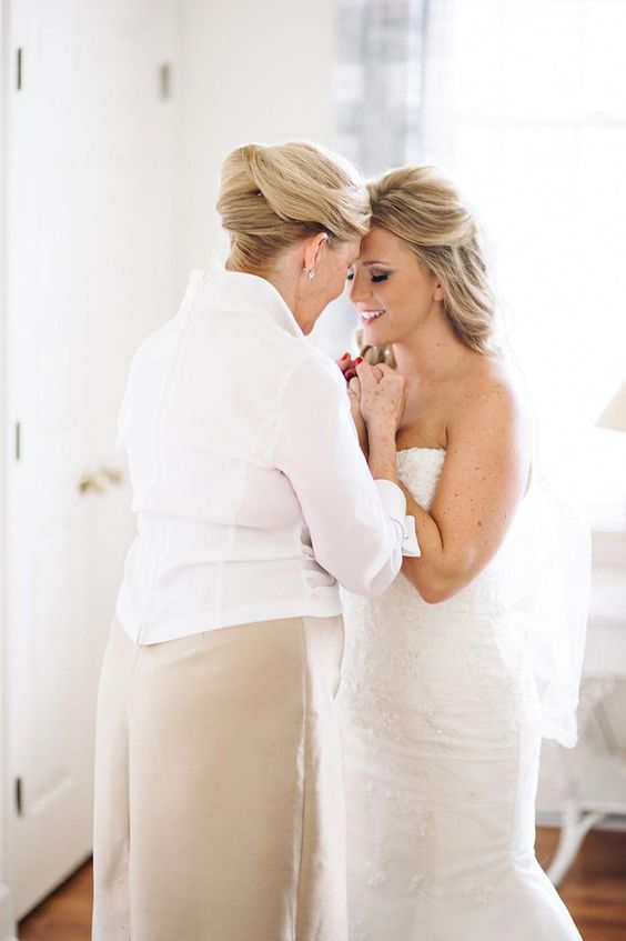 share the emotions during some moments before your wedding ceremony