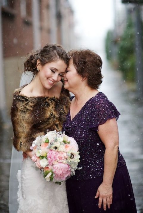 the bride sharing the moment with her mom, this is a very touching pic idea, go for one