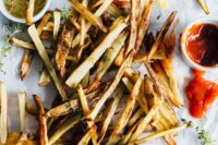 11 try fries of various kinds of vegetables, add delicious sauces, olive oil and dressings