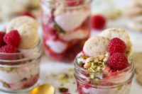 18 vegan mousse made with homemamde cookies, fresh raspberries and pistachios is a delicious and fresh dessert