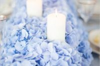 20 a jaw-dropping blue hydrangea wedding table runner with candles is a cool centerpiece substitution