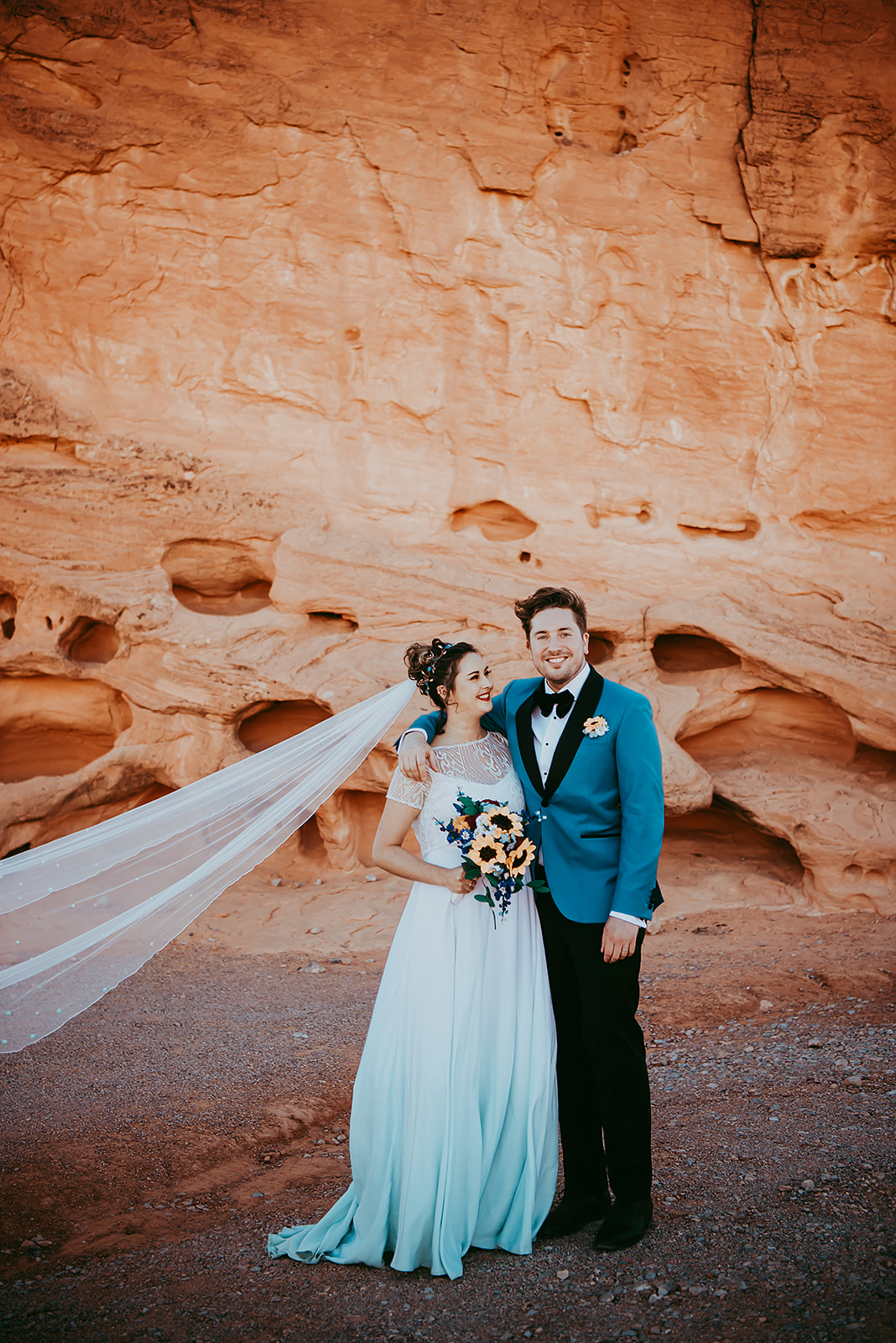 This teal and turquoise wedding was a fully vegan one and took place in Vegas, around red rocks