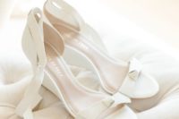 05 elegant and preppy white wedding wedges with little bows on top and thin platforms