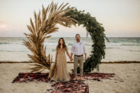 01 This lovely beach wedding was done in glam and boho style that gave a cool combo