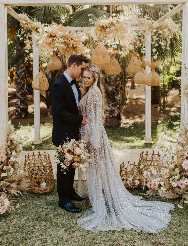 This tropical boho wedding shoot is a gorgeous source of inspiration for those of you who are looking for ideas for a tropical wedding