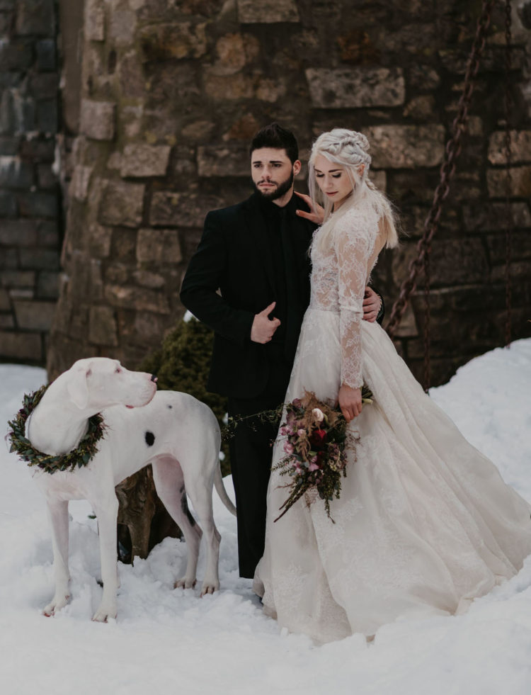 Jon Snow styled modern groom in a full black outfit is a gorgeous idea for your wedding