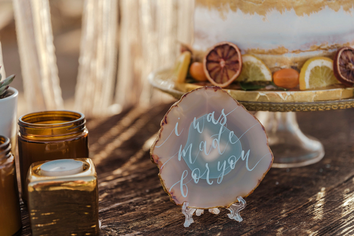 The signage was made on agate slices and with calligraphy