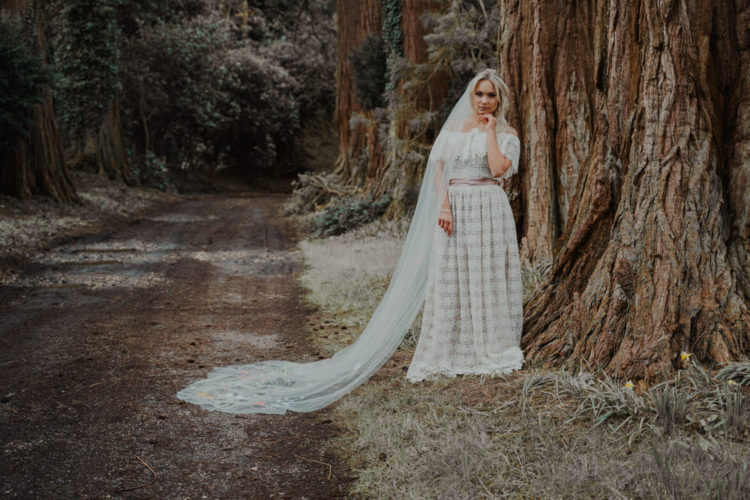 A long wedding veil added romance to her outfit
