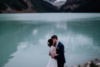 08 turquoise waters of this lake are fantastic as a backdrop for wedding portraits