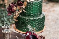 23 a fantastic green dragon scale wedding cake with sugar red roses and gilded greenery is a very elegant idea