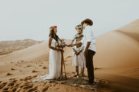 03 The ceremony took place right in the desert, in the dunes, there was a boho rug and nothing else