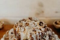 a cinnamon roll wedidng cake – stacked cinnamon buns and white icing for a relaxed and cool wedding