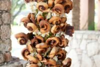 a holder with lots of cinnamon buns is a lovely alternative to a usual wedding cake and will be great for both small and large weddings