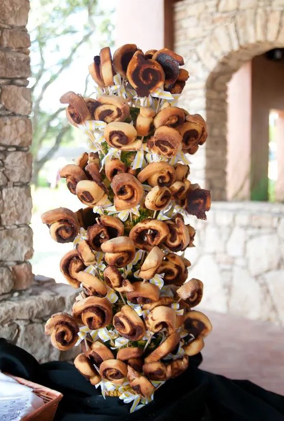 a holder with lots of cinnamon buns is a lovely alternative to a usual wedding cake and will be great for both small and large weddings