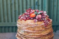 a pancake wedding cake with fresh berries and sugar powder is a cool solution for a rustic wedding