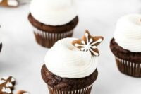 fantastic gingerbread cupcakes topped with delicious cream cheese frosting and mini homemade gingerbread cookies are idea for a winter wedding