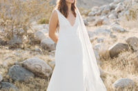 03 The bride was wearign a plain minimalist wedding dress with a deep V-neckline and a long veil