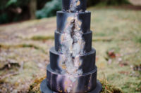 10 The wedding cake was an ombre one, with a geode touch for a trendy and chic feel